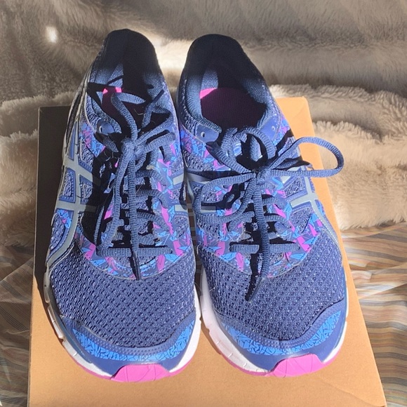 Asics Women Gel Excite 4 (Size US 10/11) - Picture 3 of 4